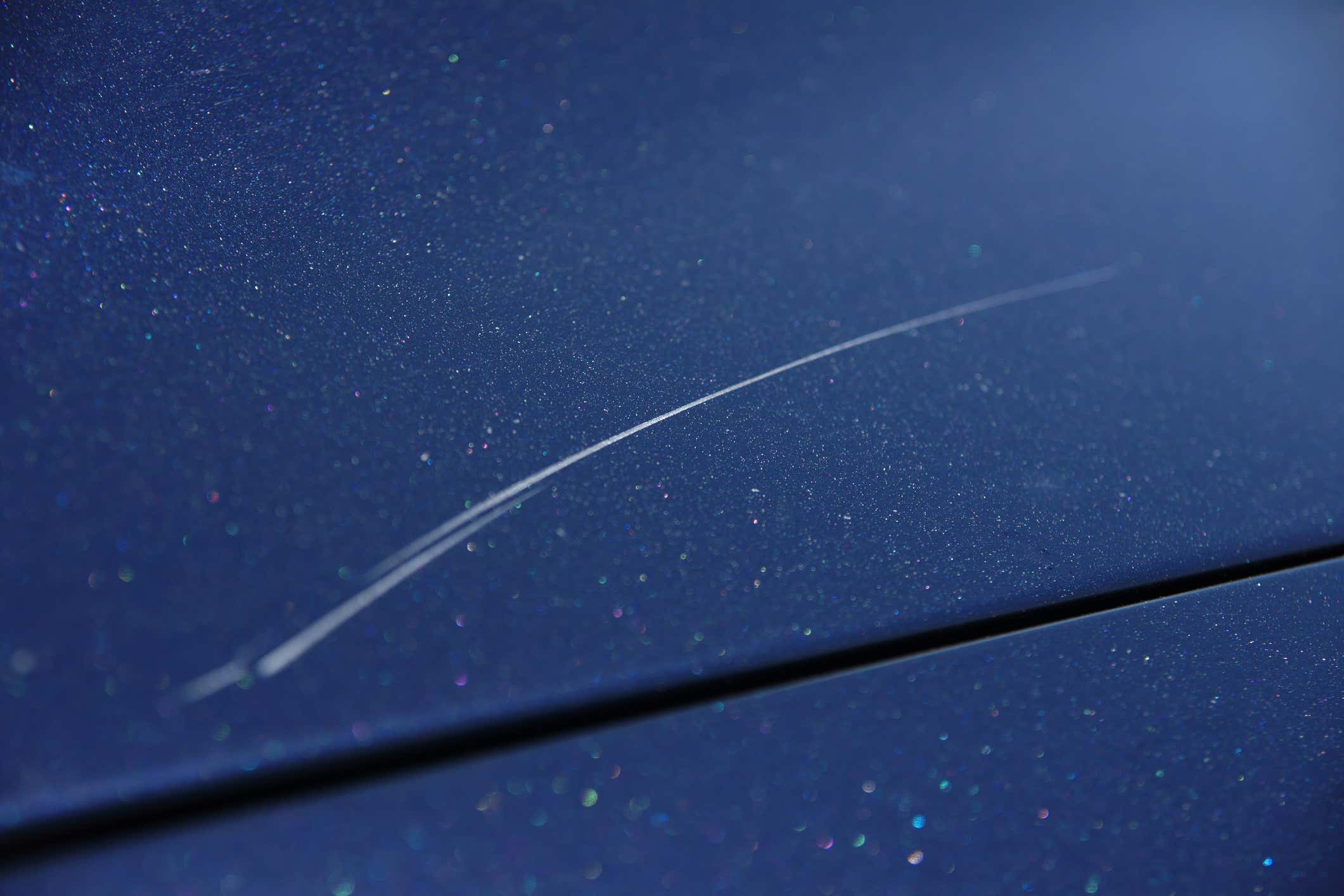 Light scratch on a blue car 一辆蓝色汽车上的轻微划痕