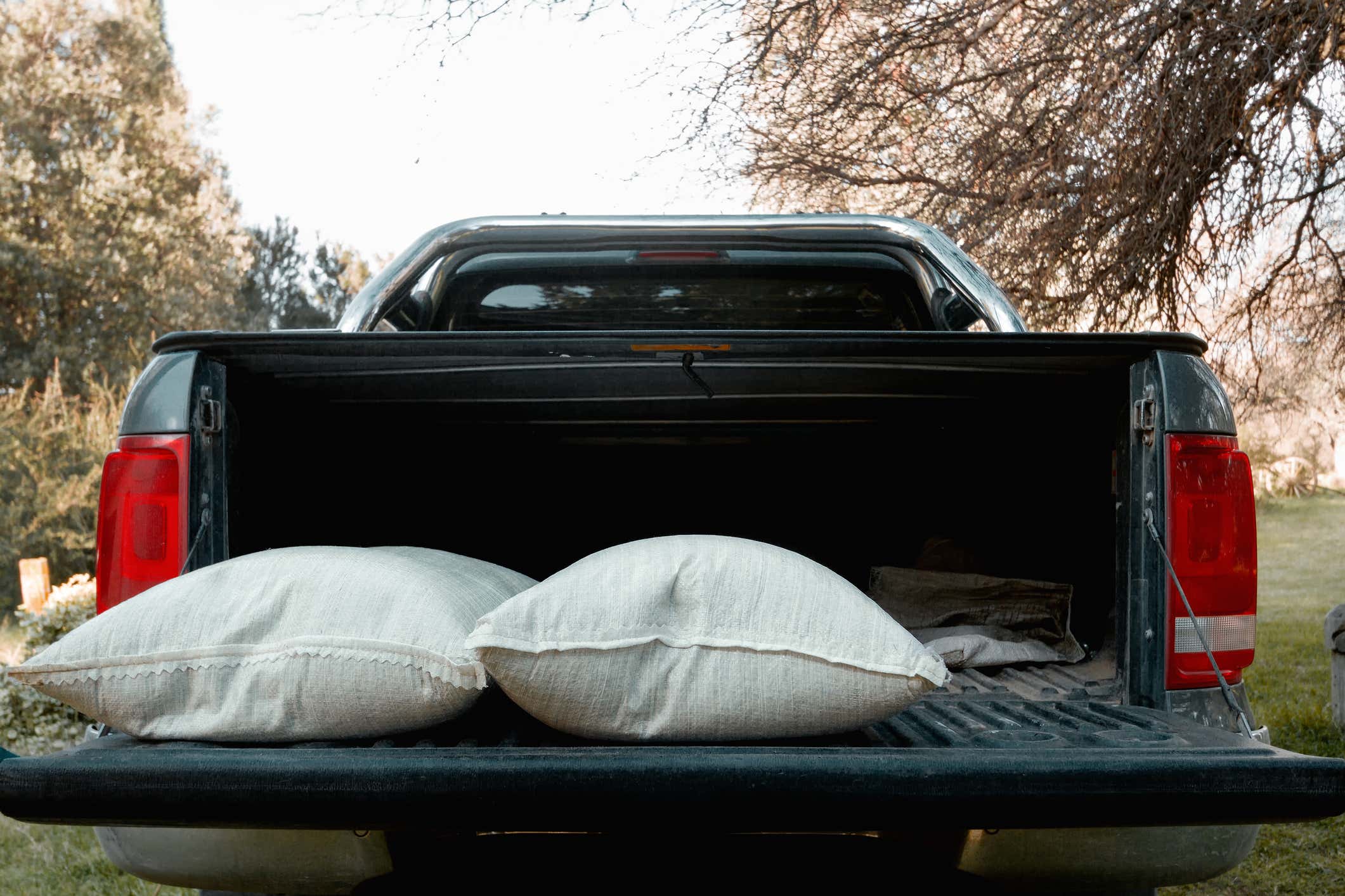 Back of pick up truck with open cab and sandbags 货车后面有敞篷的驾驶室和沙袋