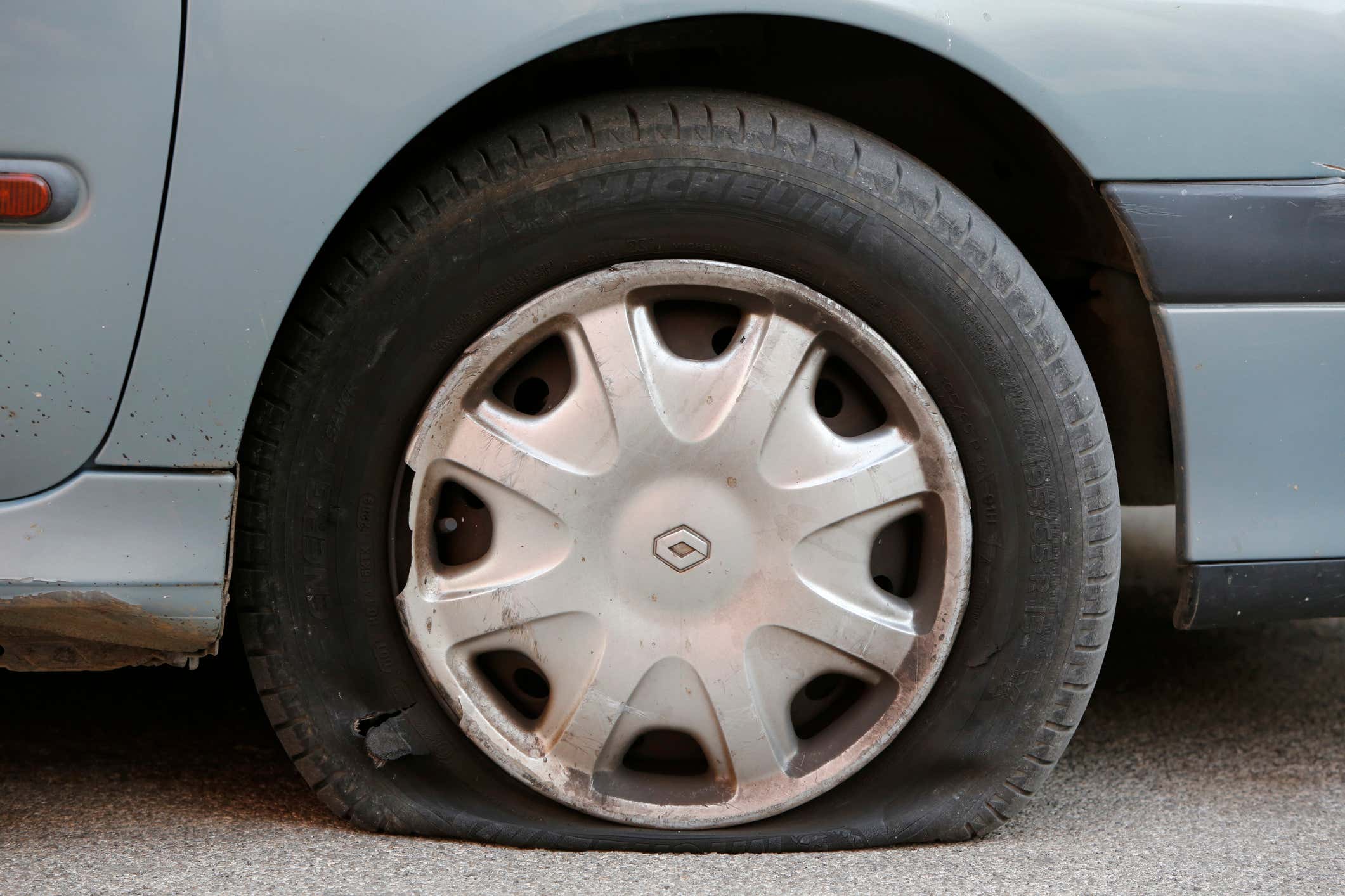Flat tire from head on angle 从头部到角度爆胎