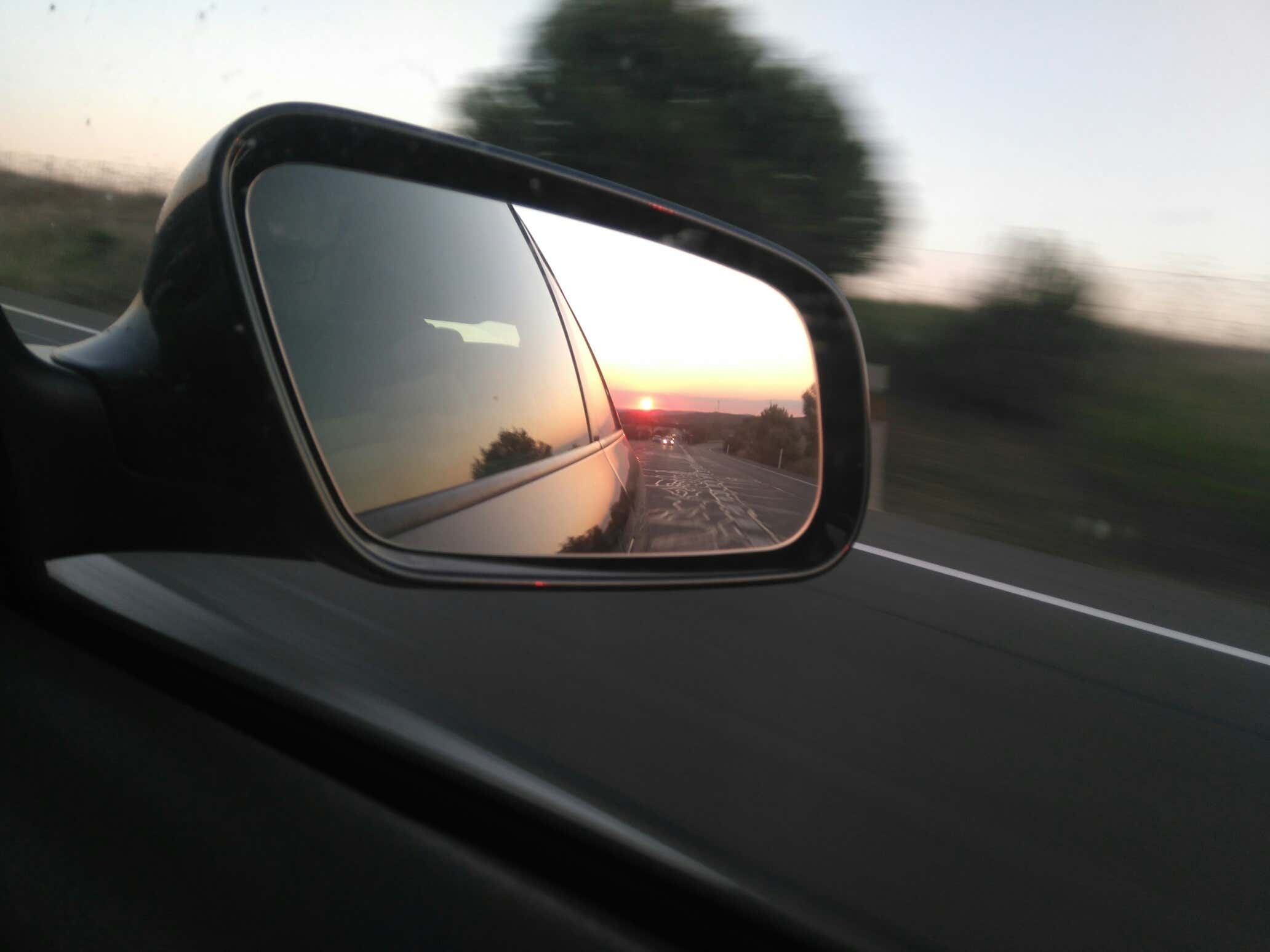 Close up of side mirror on highway 高速公路侧镜特写