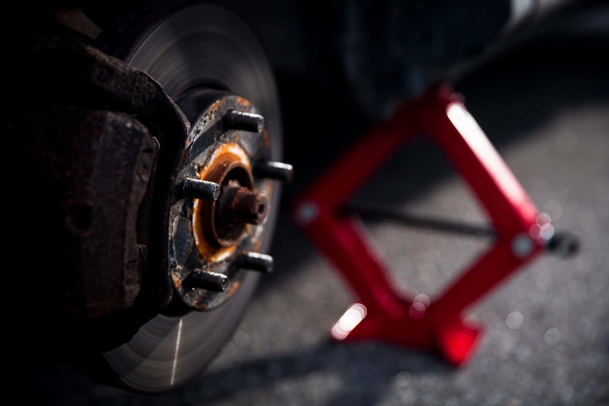 Close up of a jack and brakes 一个千斤顶和刹车的特写