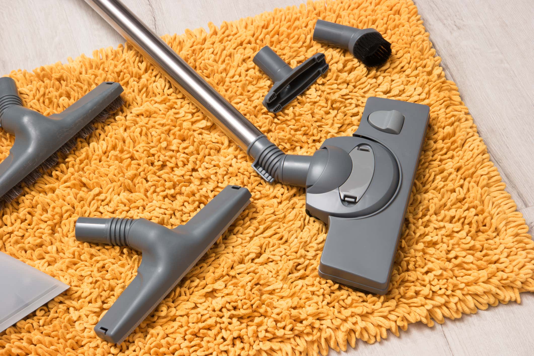 various vacuum parts presented on a yellow rug 黄色地毯上的各种真空部件