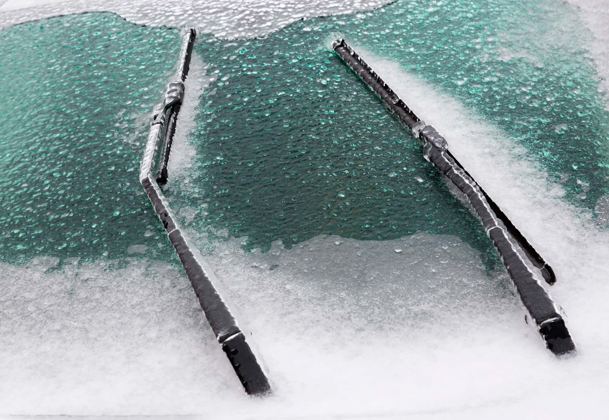 Car windshield covered with frost early in the morning 清晨汽车的挡风玻璃上结了一层霜