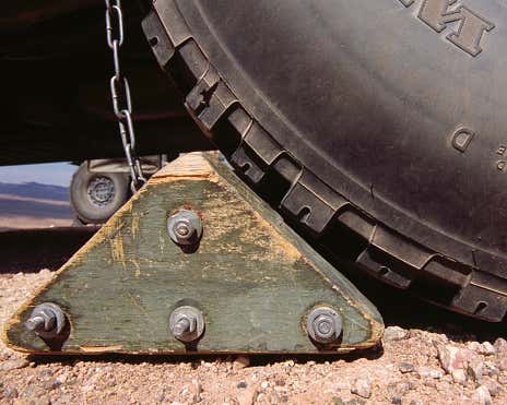 A secured tire using a wheel block 用轮块固定的轮胎