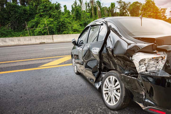 A car after an accident. 车祸后的一辆车。