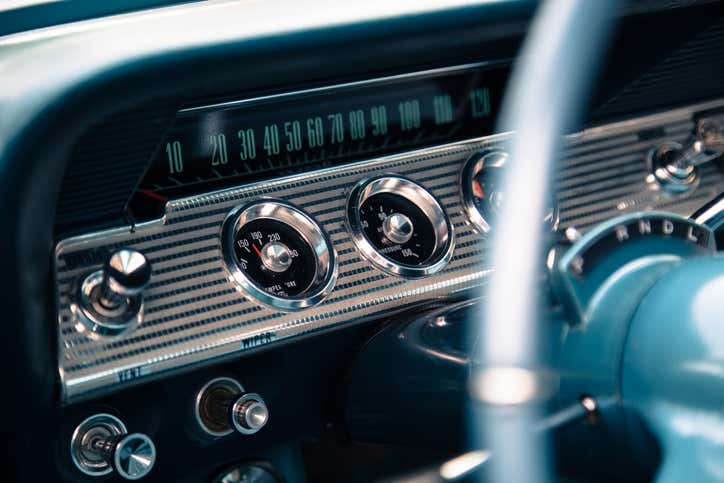 The dashboard of a classic car. 经典汽车的仪表板。