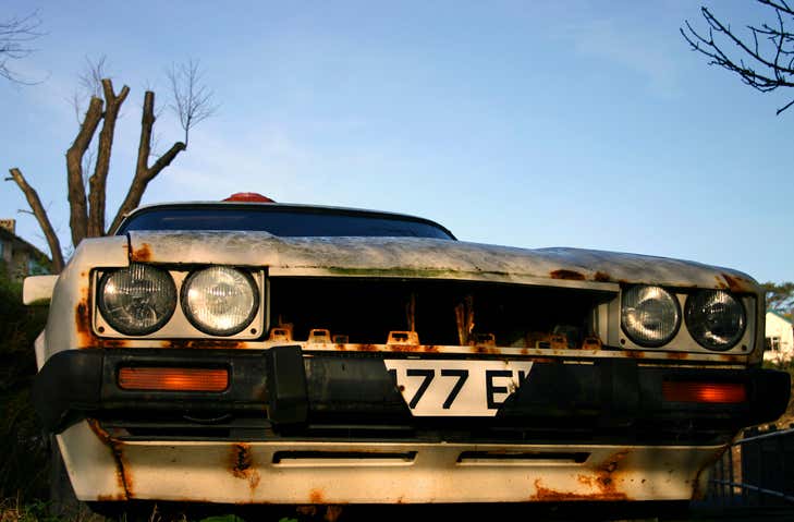 An abandoned car. 一个废弃的汽车。