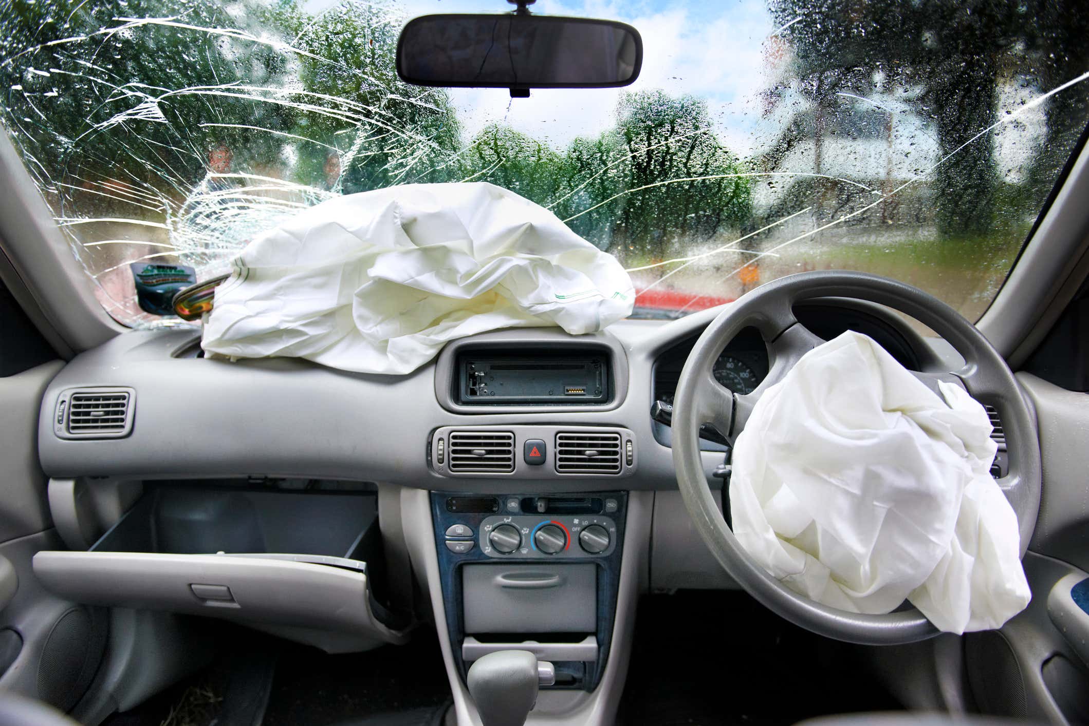 Air bags set off in a car. 空气袋在汽车上掀起。