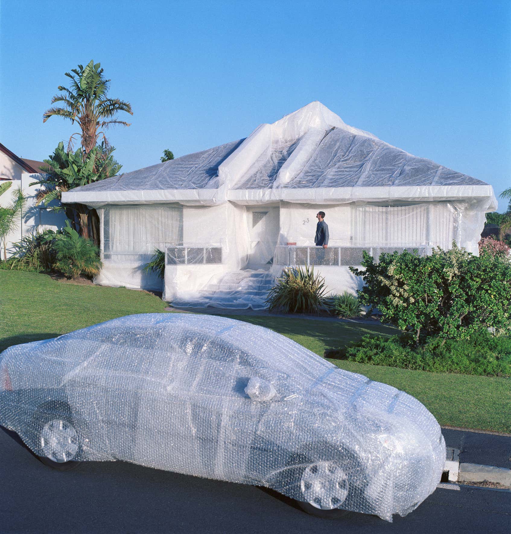 Bubble wrapped car and house. 泡沫包裹着汽车和房子。