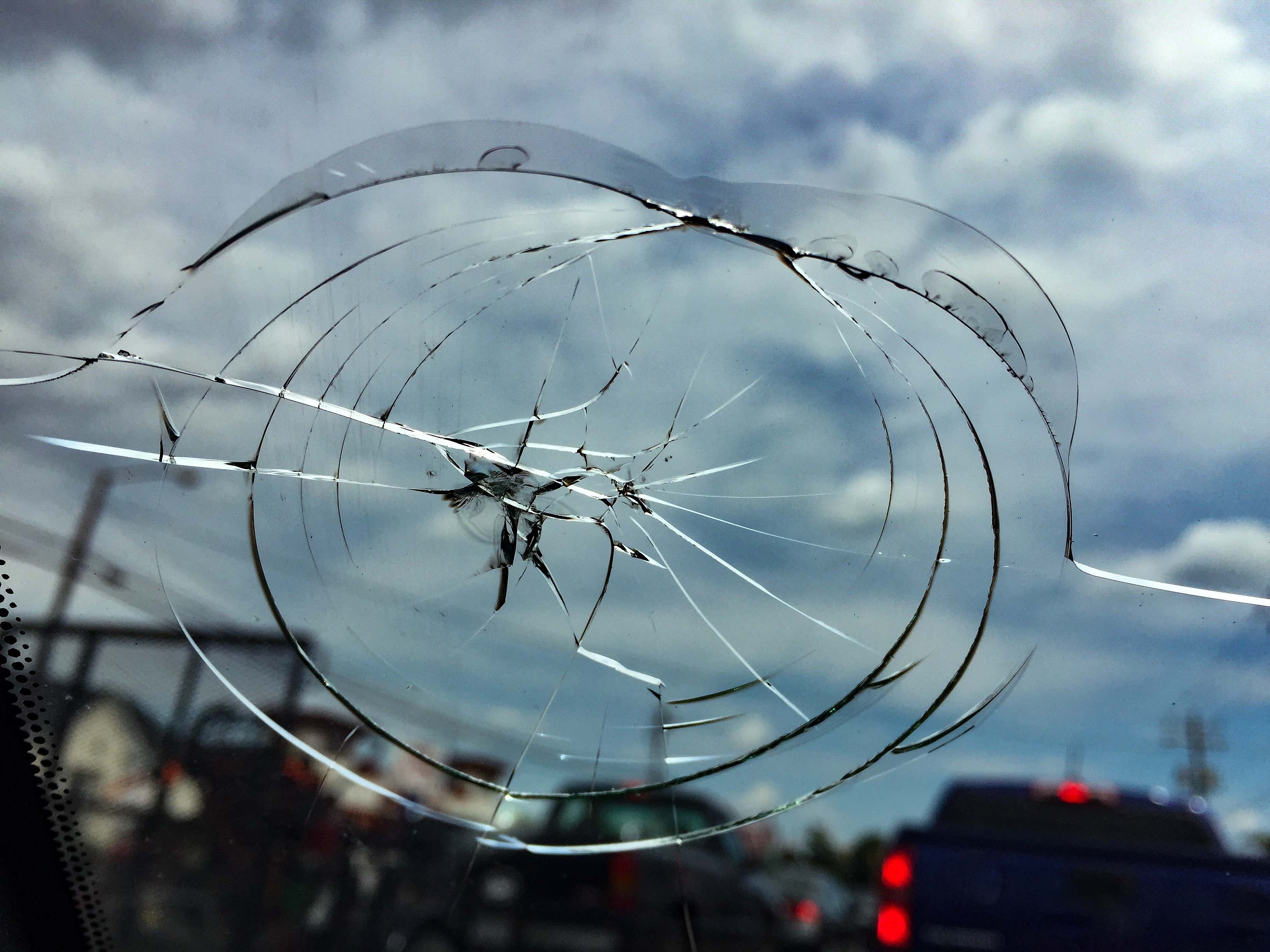 A broken windshield. 一个破碎的挡风玻璃。