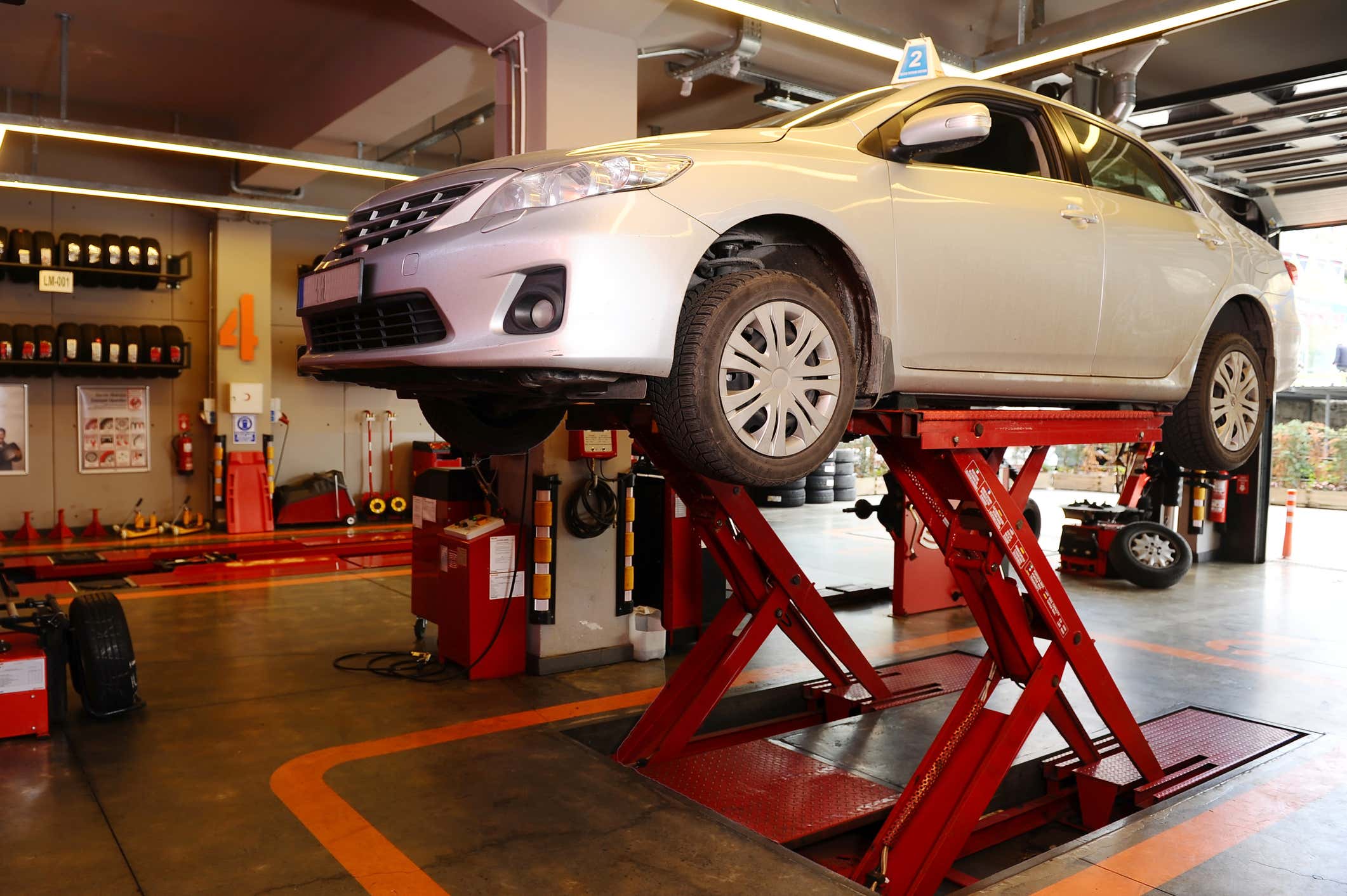 A car on a car lift. 汽车升降机上的一辆车。