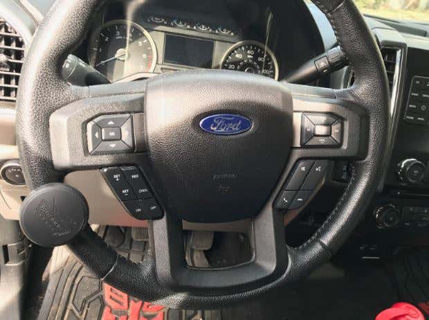 A brodie knob attached to a steering wheel. 将旋转旋钮连接到方向盘上。