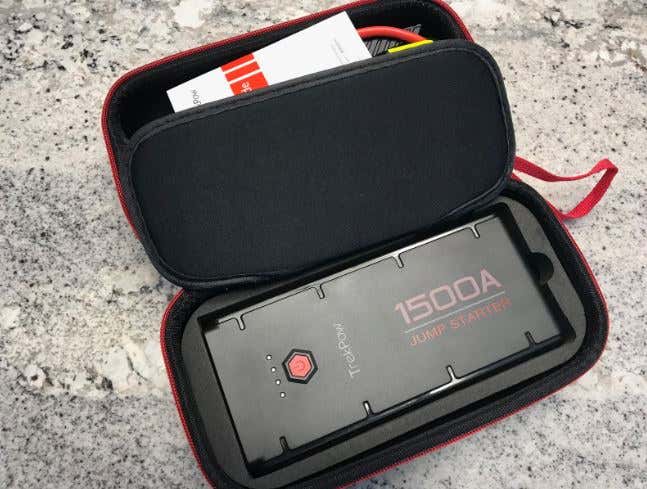 A jump starter and accessories in a soft case. 一个软壳里的起动器和配件。