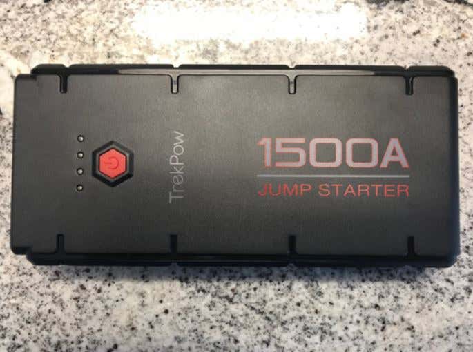A jump starter sitting on a table. 一个起跳器坐在桌子上。