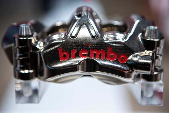 A close-up of a silver Brembo brake caliper. 一个银色布雷博制动卡钳的特写。