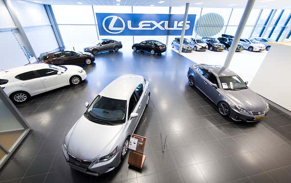 A general view of a Lexus car showroom 雷克萨斯汽车展厅的总体视图