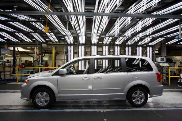 A Chrysler Minivan on the assembly line in Ontario, Canada 克莱斯勒小型货车在安大略省,加拿大的组装线