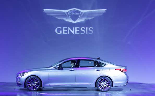 Hyundai Motor's luxury Genesis sedan on display at an auto show 现代汽车的豪华轿车劳恩斯在汽车展上展出