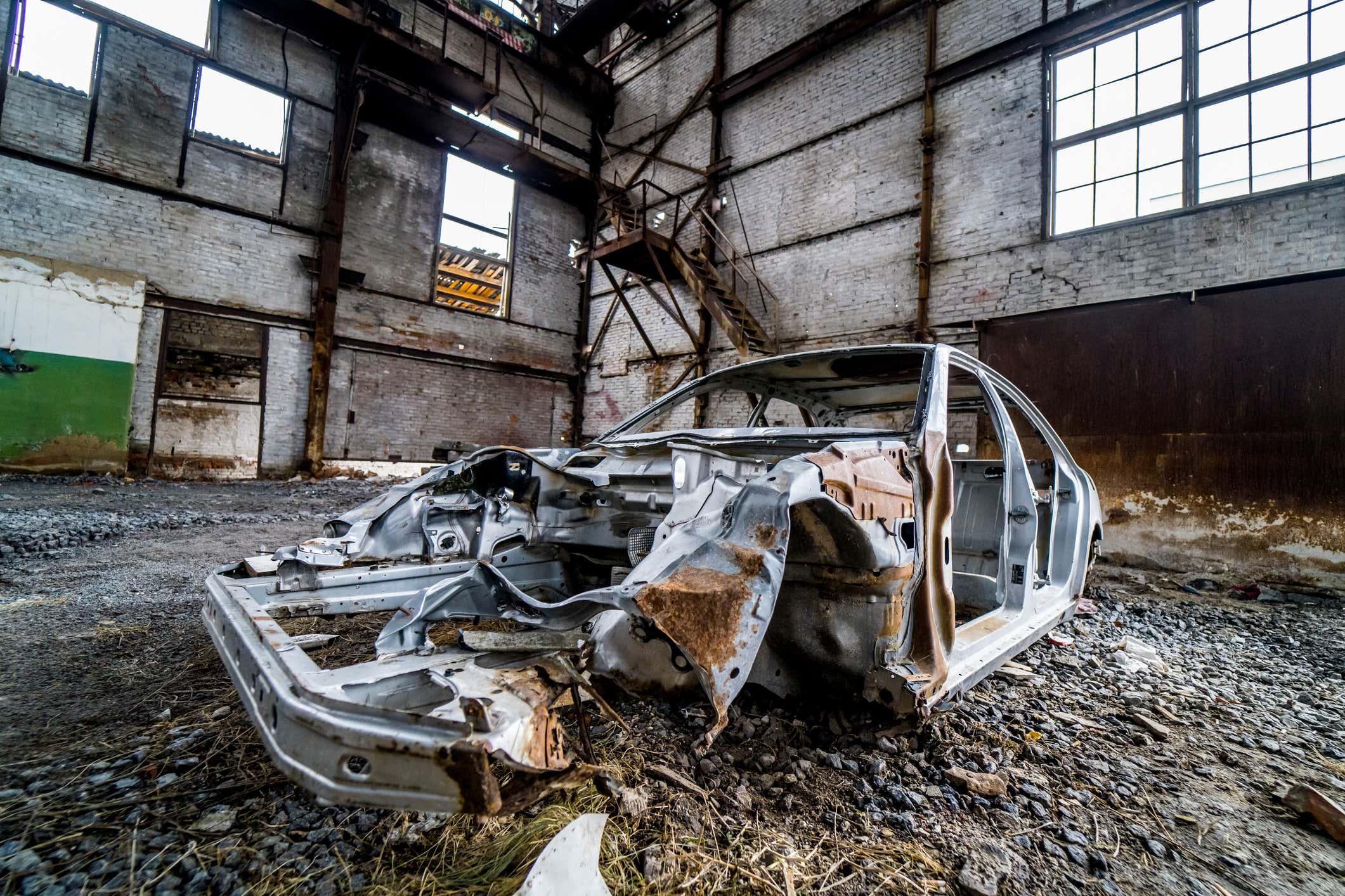 Twisted metal from of a car. 汽车扭曲的金属。