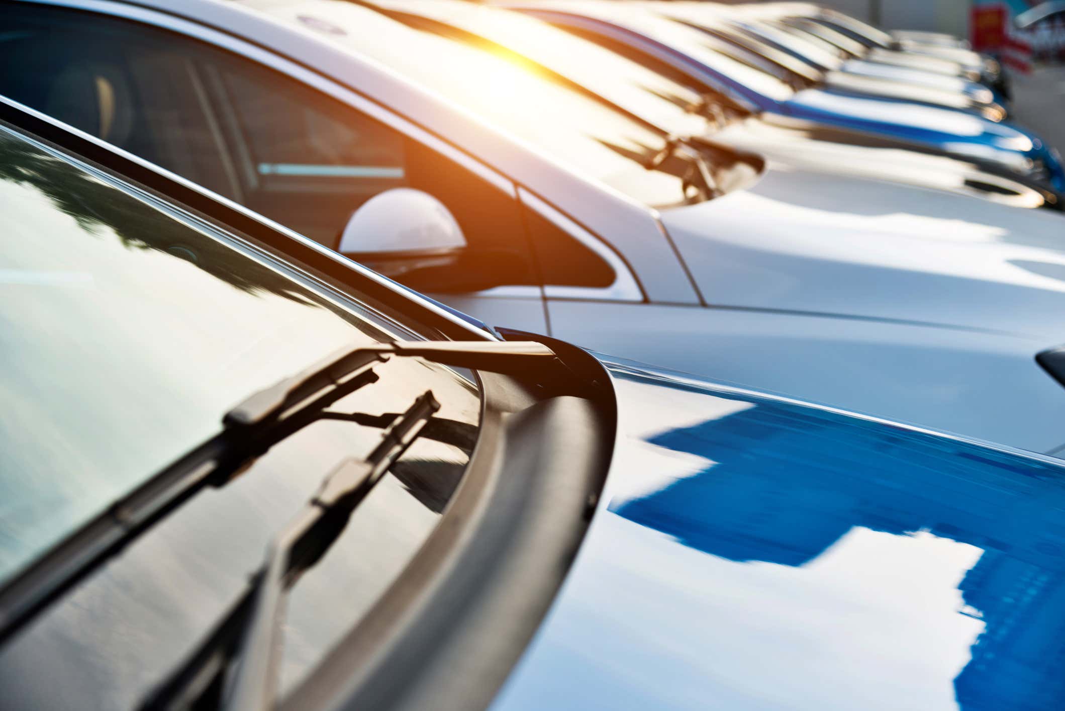 A parking lot full of cars. 一个充满汽车的停车场。