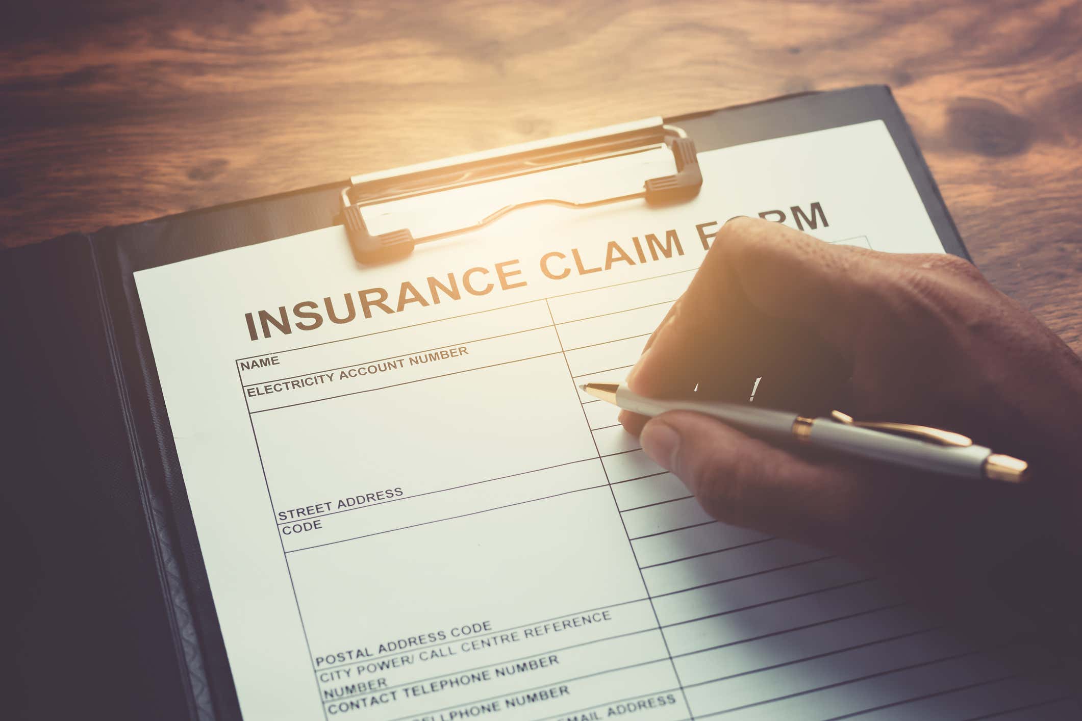 An insurance claims form. 保险索赔形成。