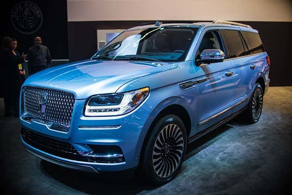 A blue Lincoln Navigator on display during the North American International Auto Show in Michigan. 密歇根州北美国际车展上展出的蓝色林肯导航器。