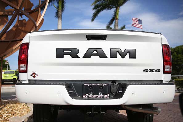 The back of a white Ram truck on a sales lot in Miami, Florida 一辆白色公羊卡车的后面,在佛罗里达州迈阿密的一个销售点
