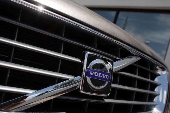 A close-up view of a Volvo automobile sitting on the new car sales lot in Miami, Florida 图为一辆沃尔沃汽车停在佛罗里达州迈阿密的新车销售场上