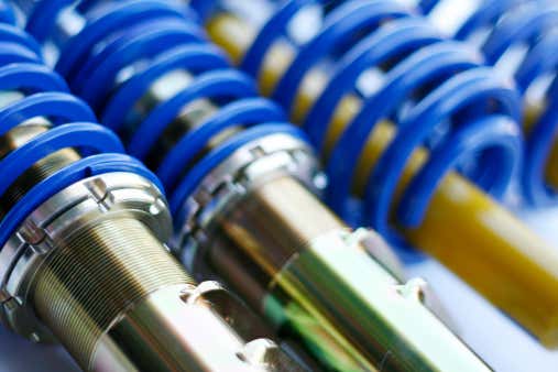 A close-up photo of coilover shock absorbers 一幅线圈式减震器的特写照片