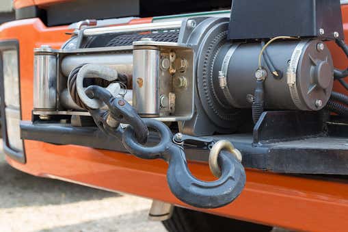 A winch attached to the front of a vehicle 连接在车辆前部的绞盘