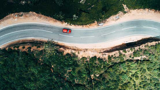 A car driving on a winding road 在蜿蜒的道路上行驶的汽车