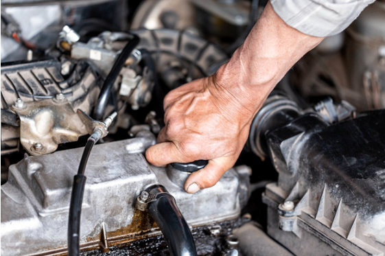 Auto mechanic repairs a car 汽车修理工修理汽车