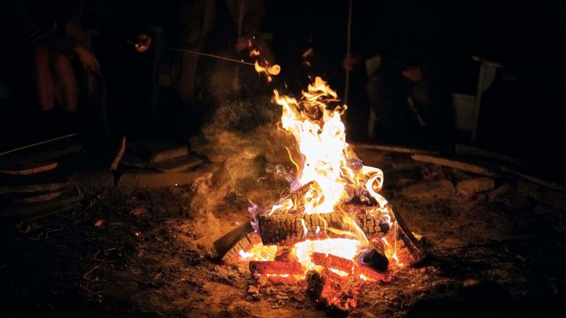 A small campfire. 一个小篝火。