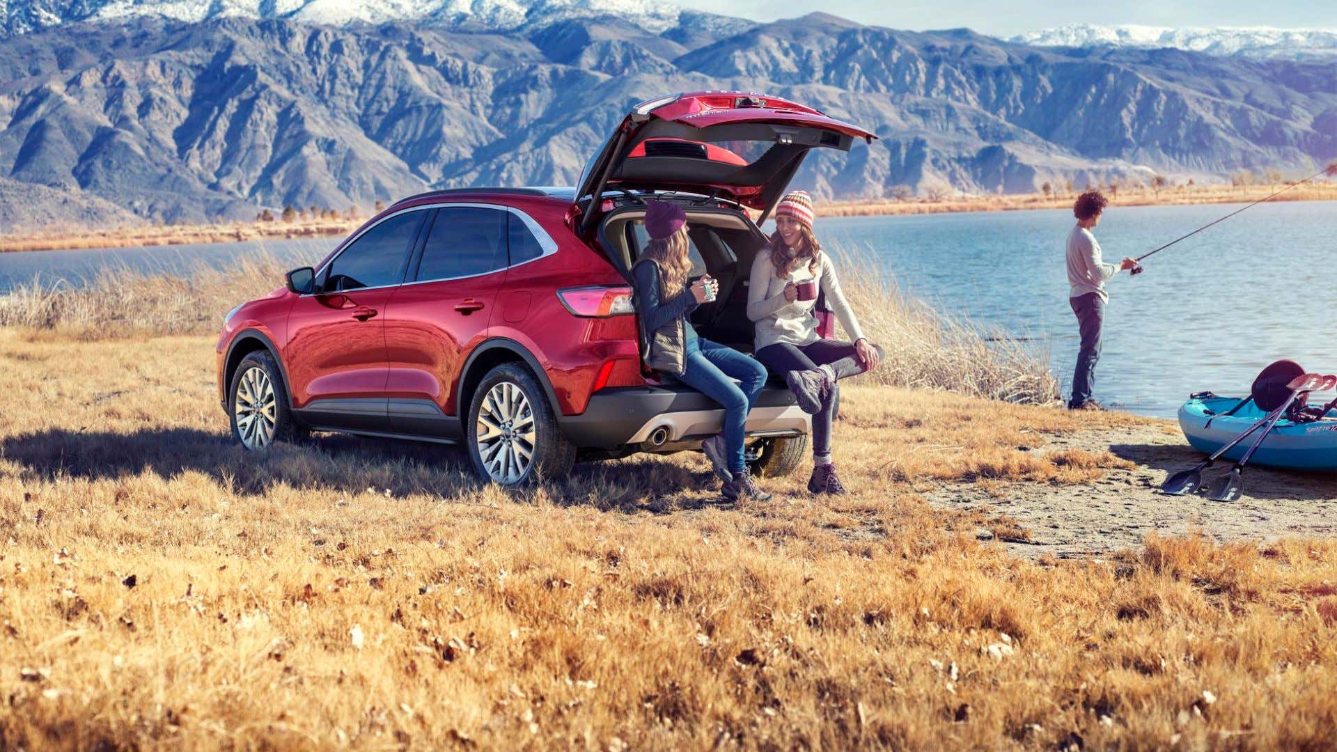 A small encampment with a new Ford Escape. 一个小营地与新福特翼虎。