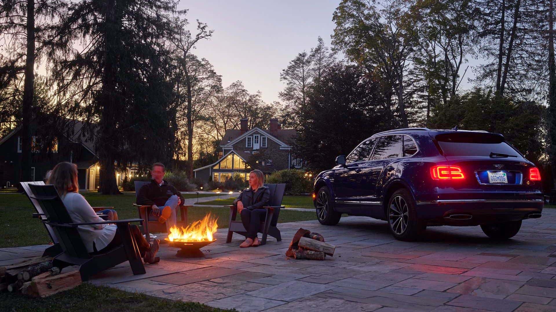 A Bentley Bentayga camping in the backyard. 一辆宾利Bentayga在后院露营。