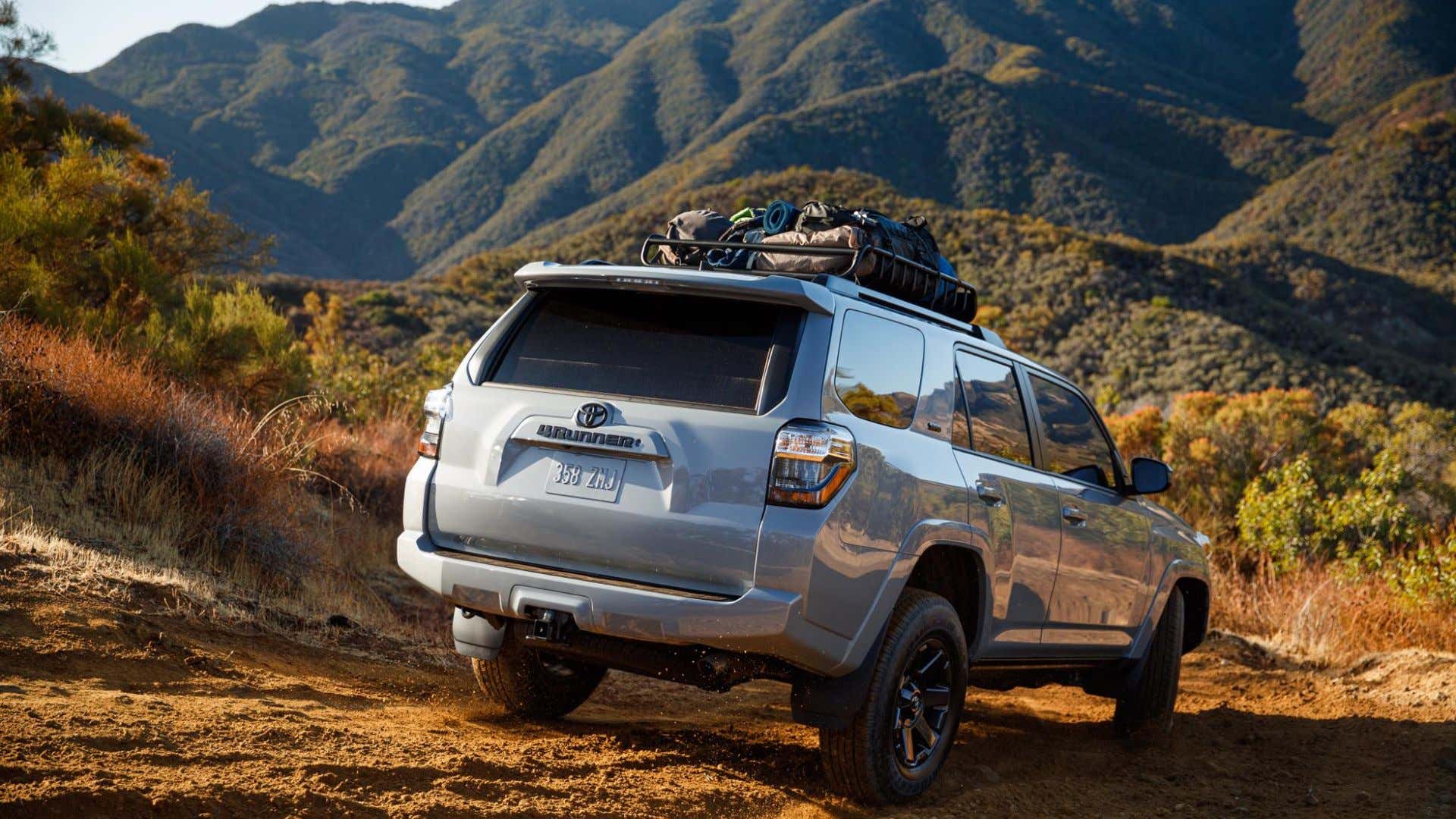 A Toyota 4Runner off-roading to a camp site. 一辆丰田4Runner越野车驶往营地。