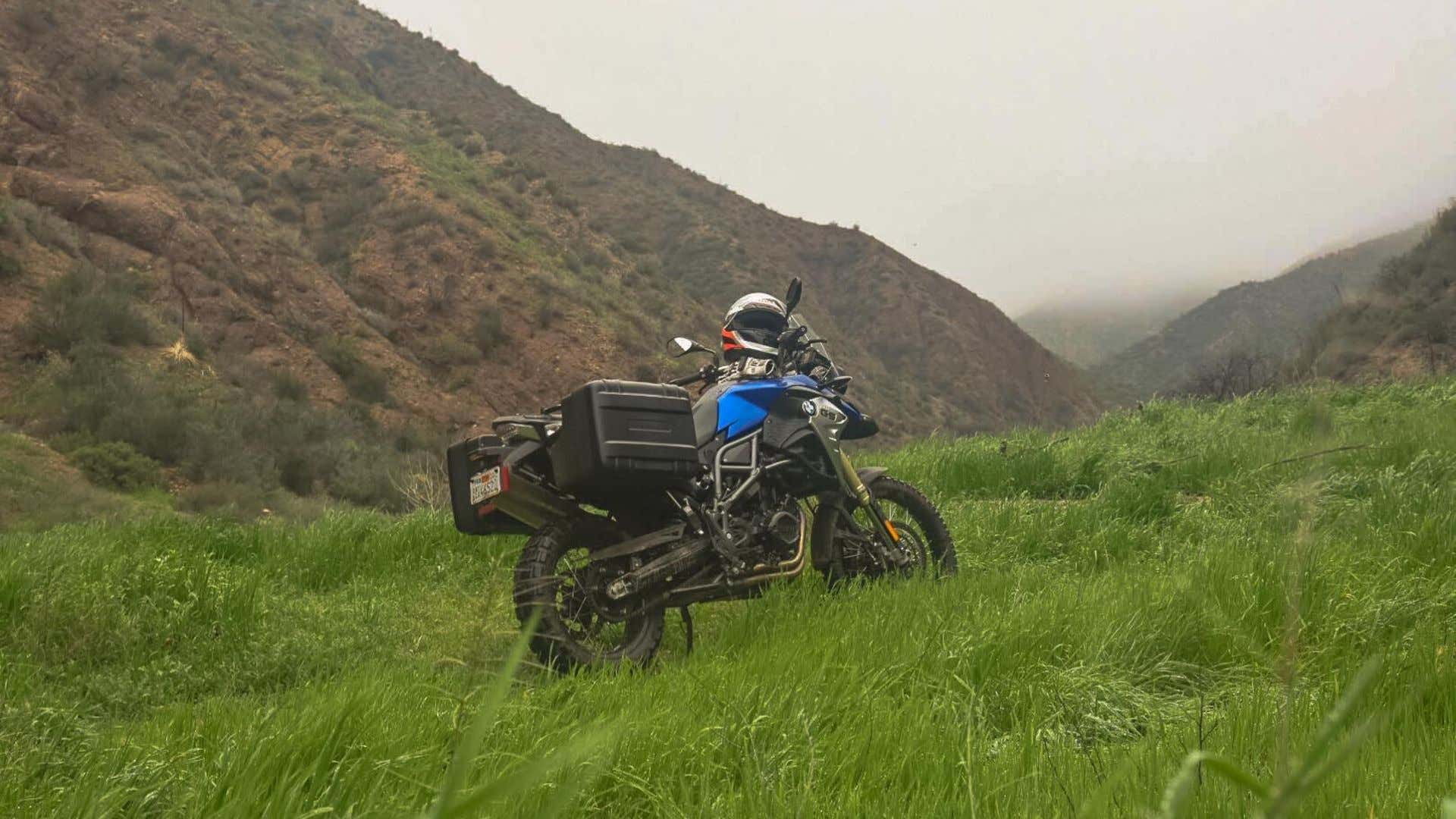 A BMW F800GS in a grassy field. 在草地的BMW F800GS。