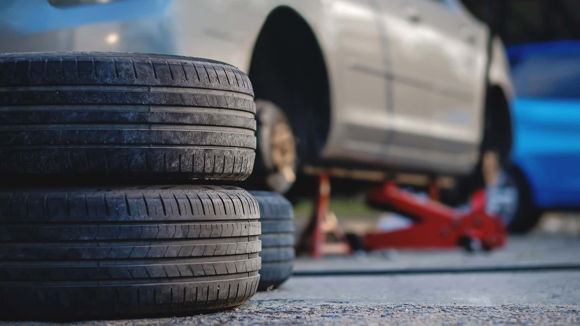 Be sure to use jack stands when rotating tires. 务必在旋转轮胎时使用千斤顶架。