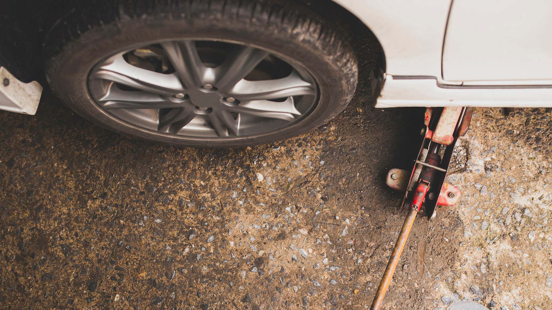 A heavy duty jack is crucial for rotating tires. 重型千斤顶对于旋转轮胎至关重要。