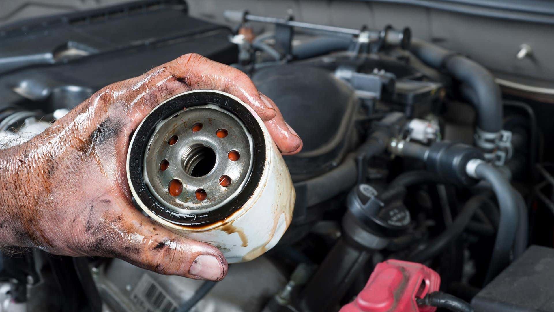 A dirty oil filter. 滤油器脏了。