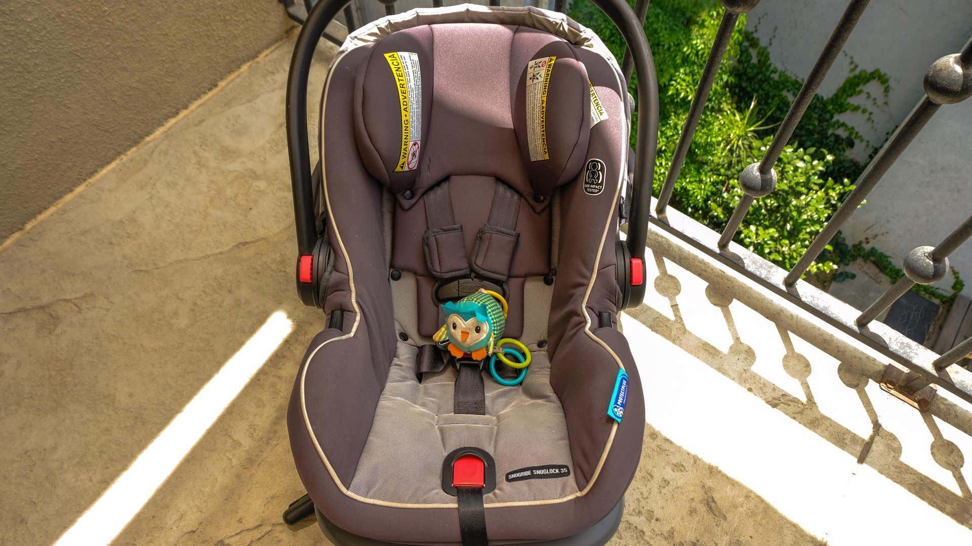 A child's car seat. 儿童汽车座椅。