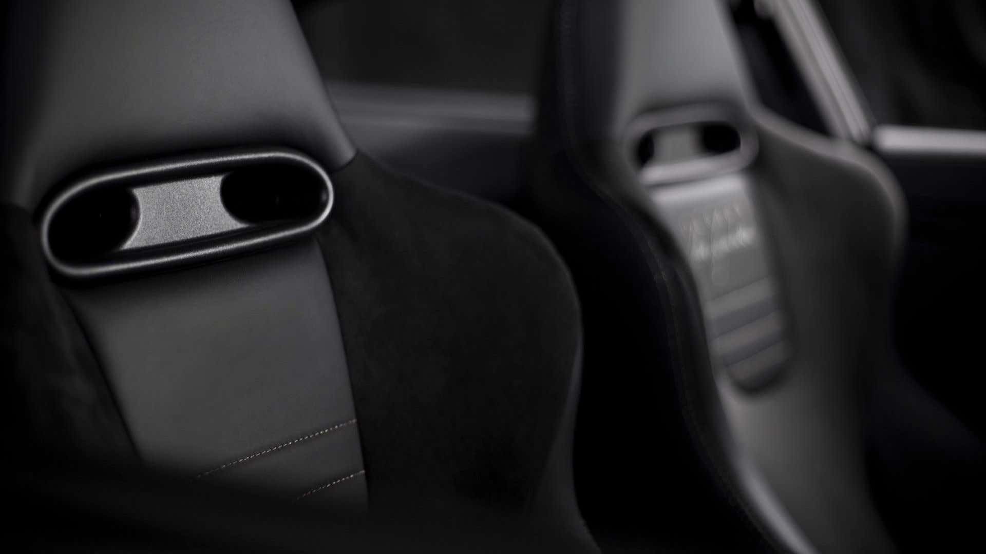 Two bucket seats. 两个桶的席位。