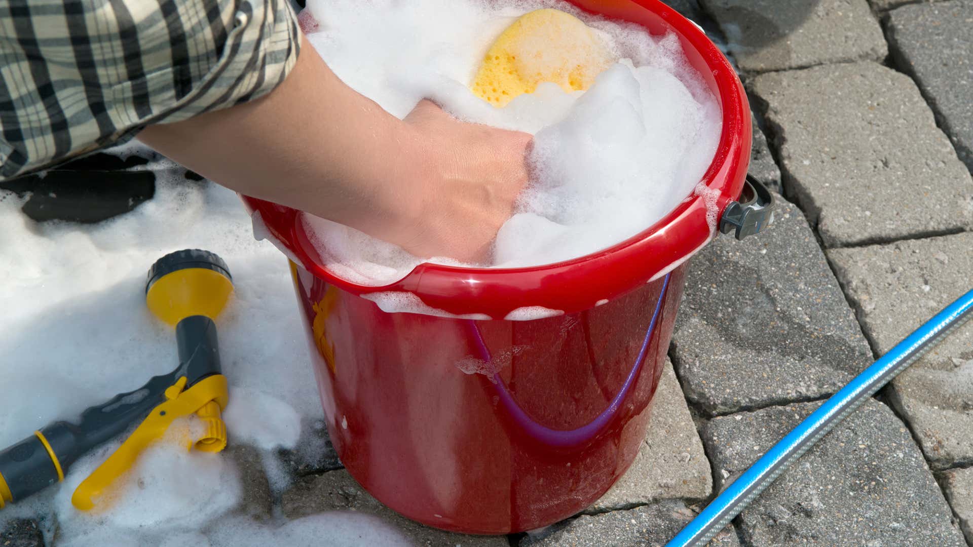 Use a two-bucket system when washing a car. 洗车时使用双桶系统。