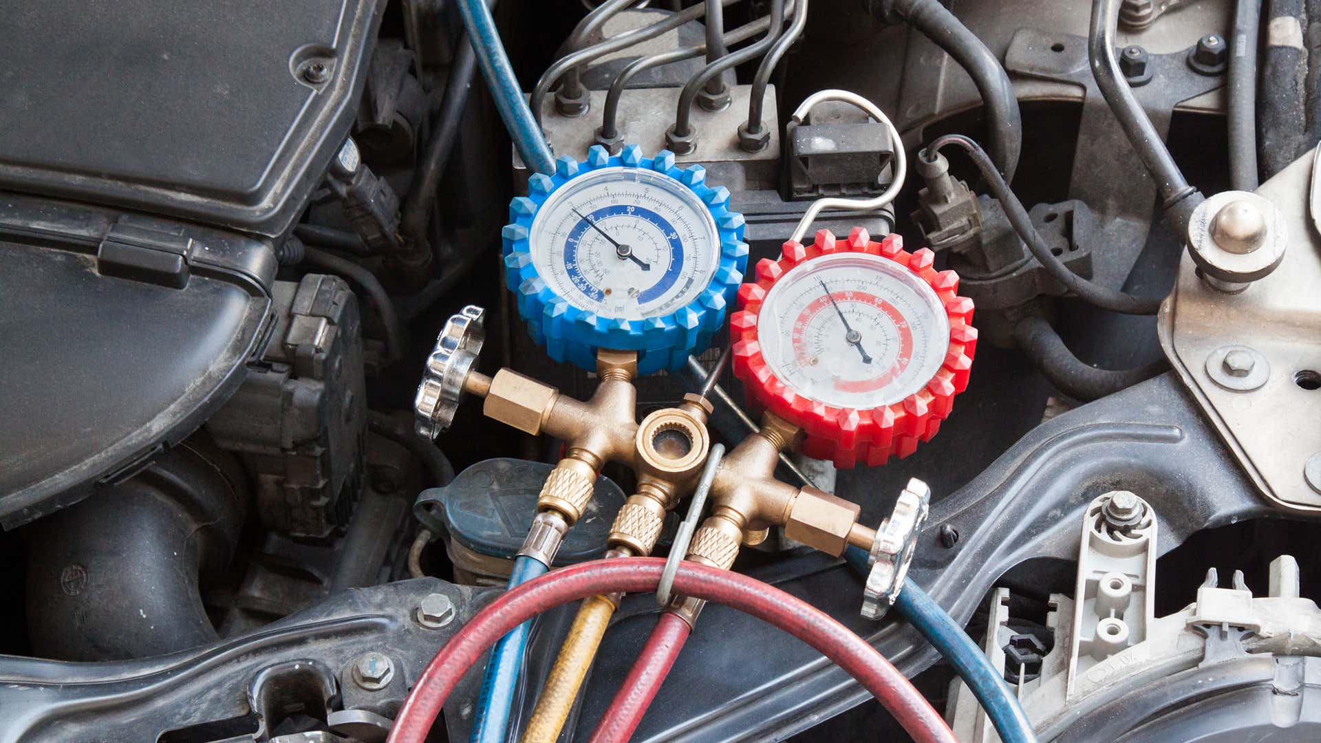 Use AC manifold gauges to measure air pressure. 使用交流歧管仪表测量气压。