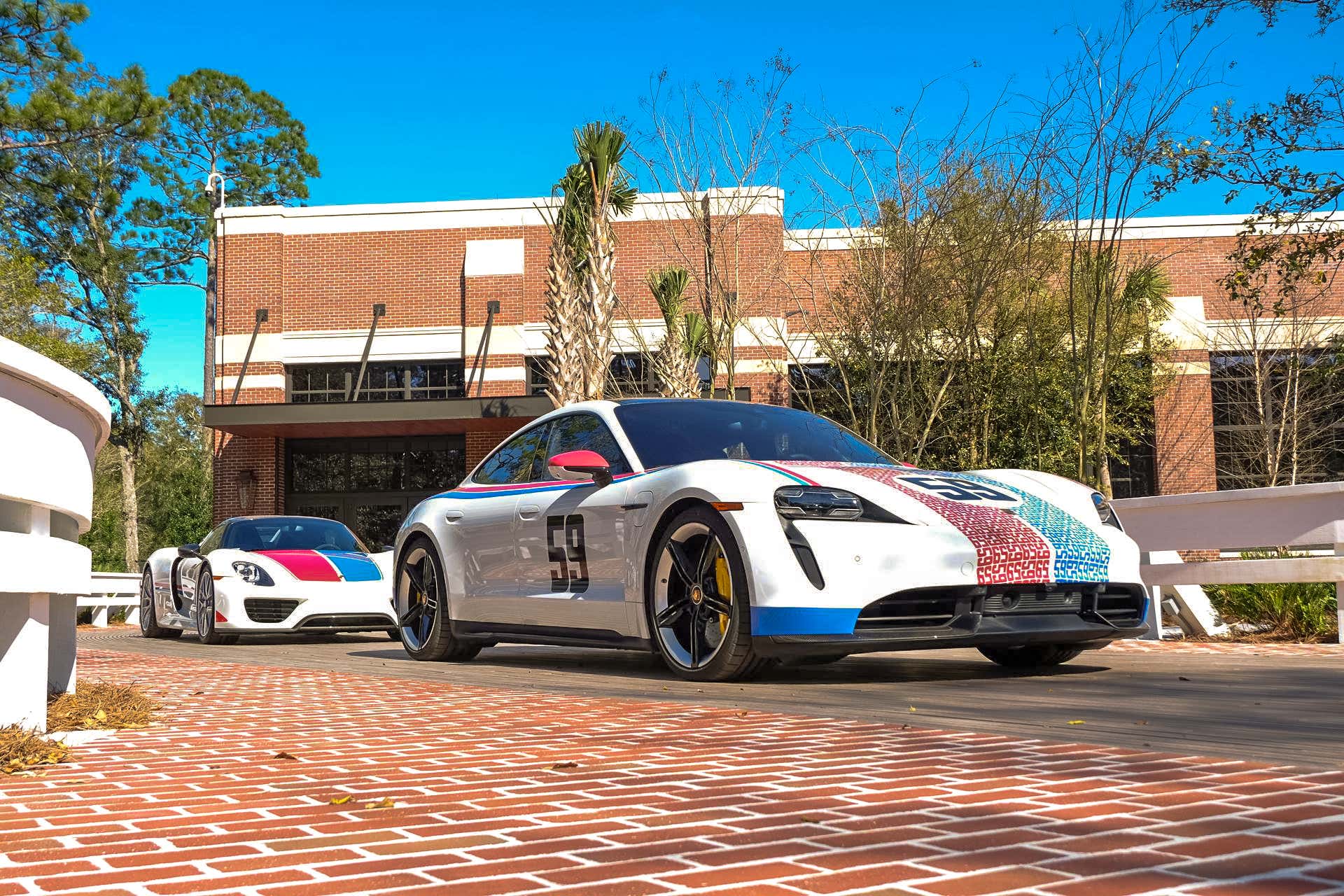A Porsche Taycan and 918 Spyder. 保时捷Taycan和918个Spyder。