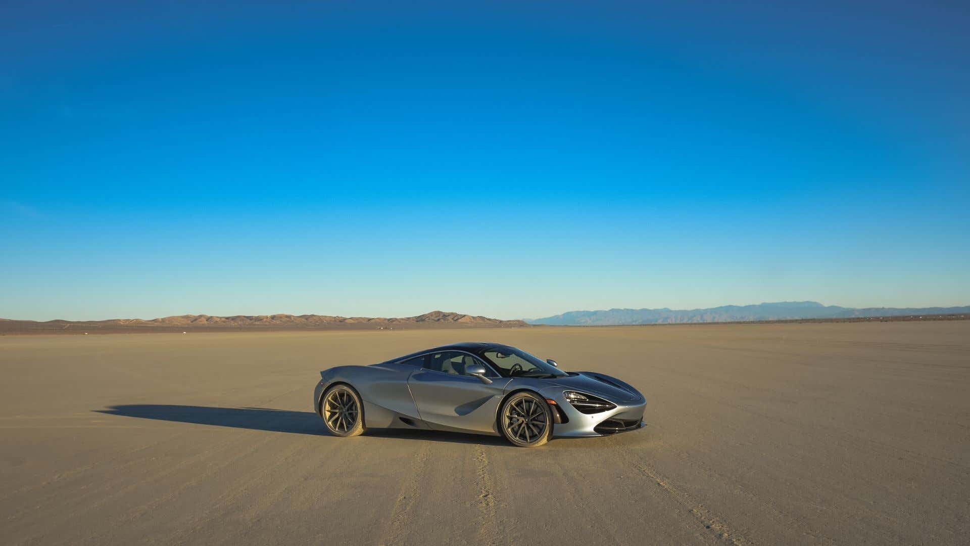 A twin-turbocharged McLaren 720S on El Mirage's dry lakebed. 在El Mirage的干湖床上的双涡轮增压迈凯轮720s。