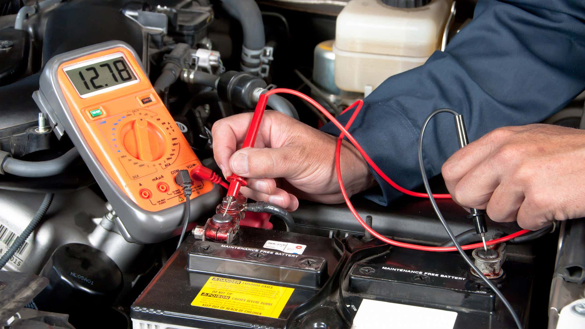 Use a multimeter when checking battery voltage. 检查电池电压时使用万用表。