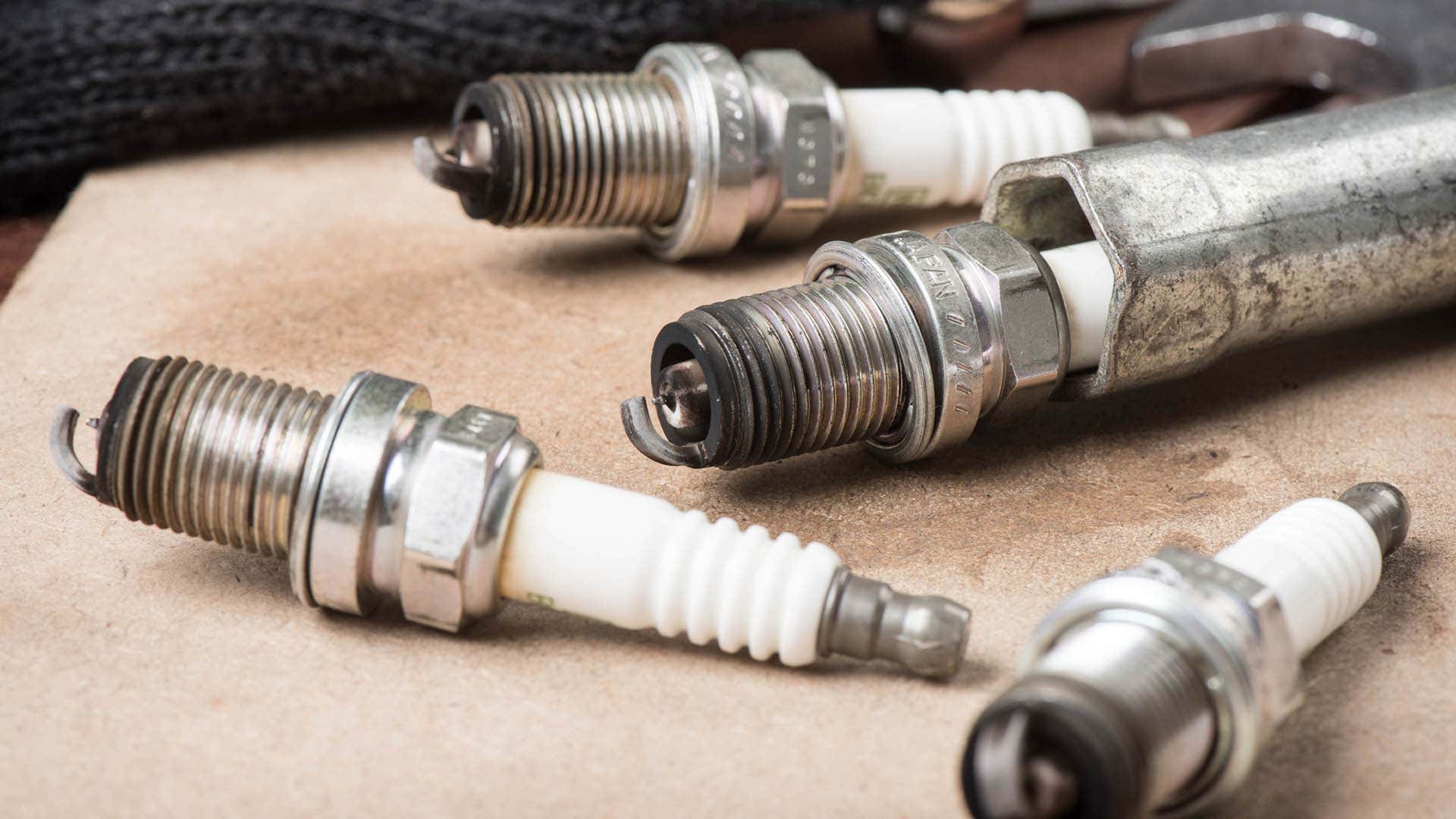 Used or bad spark plugs will often show dark wear near the tips. 使用过或坏的火花塞经常会显示附近的尖端磨损。