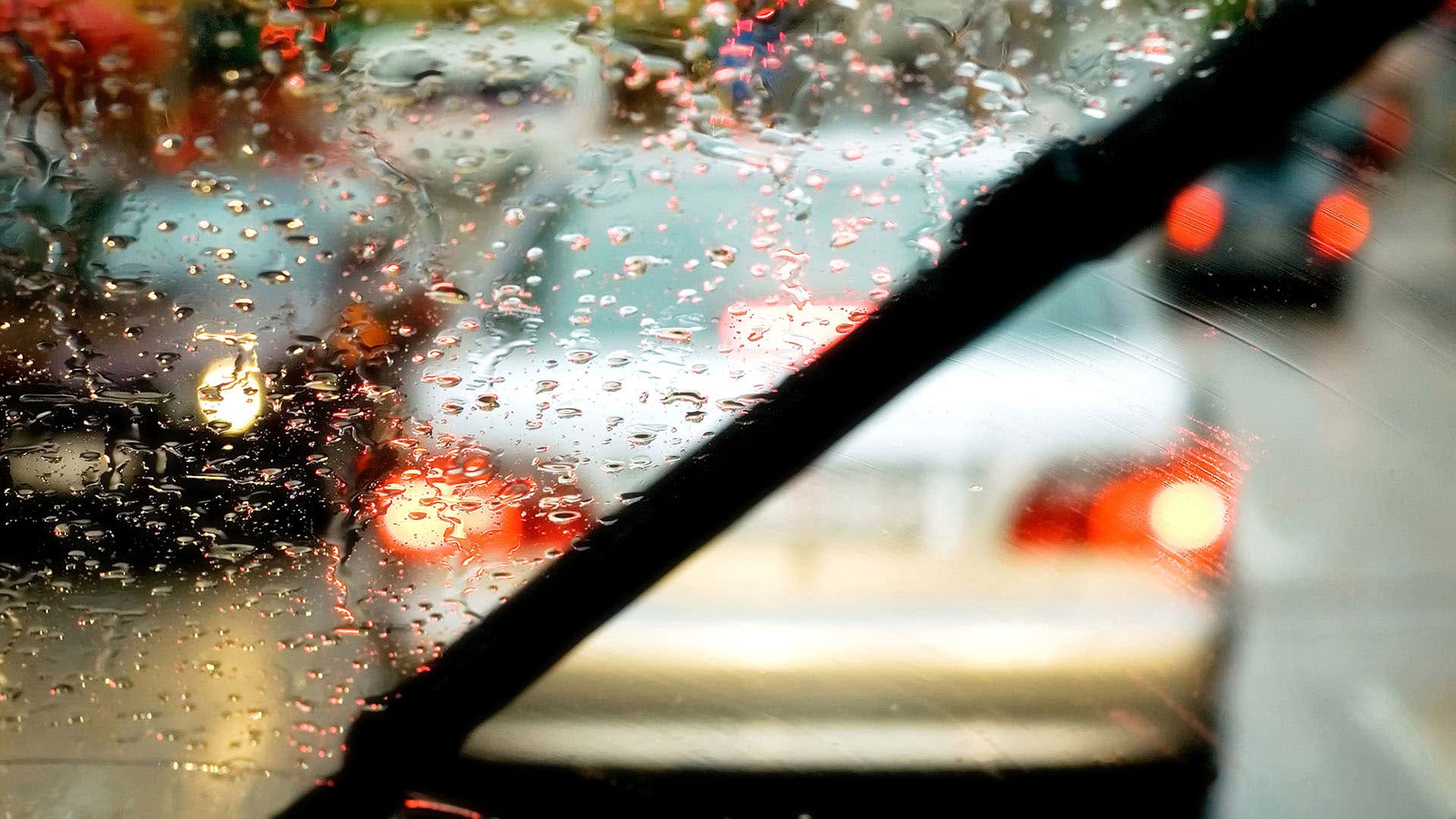 Good wiper blades should not leave streaks or blurry spots. 好的刮水片不应留下条纹或模糊斑点。