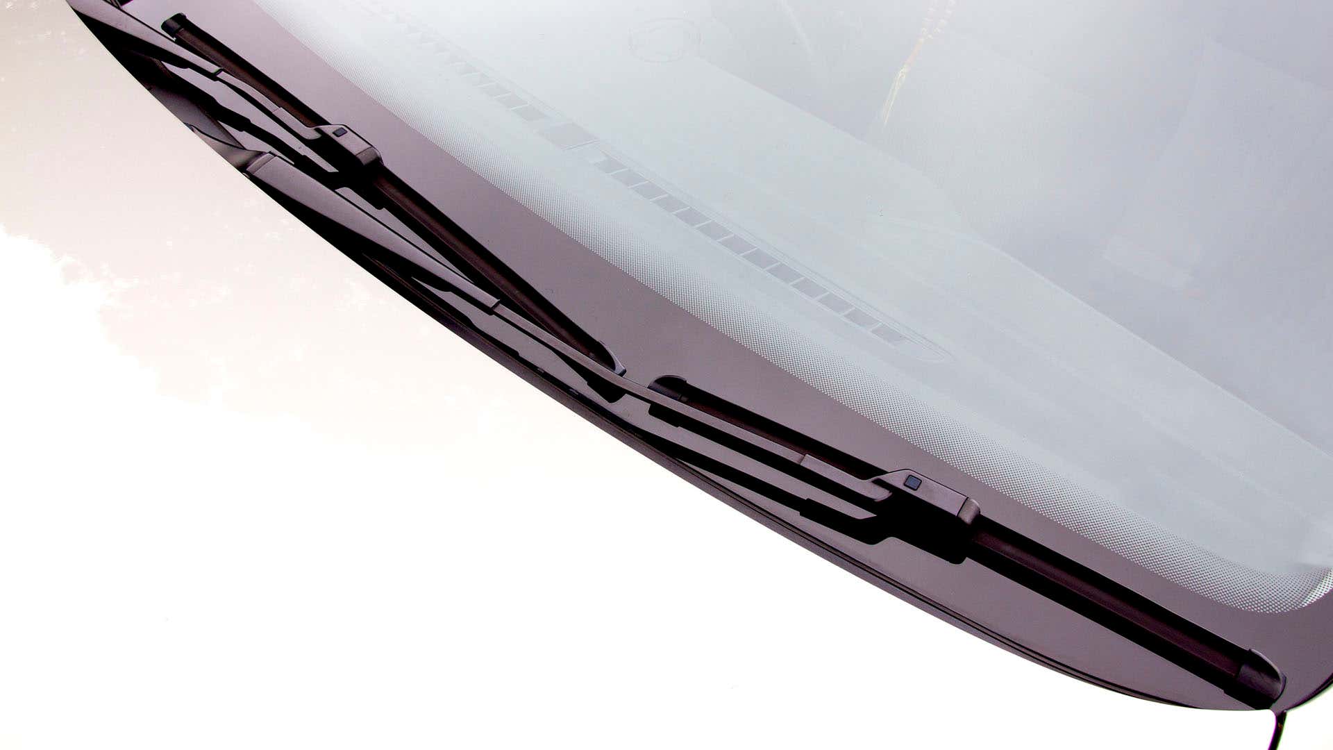 Flat wiper blades use a center connecting piece. 扁平刮水器刀片使用中心连接件。